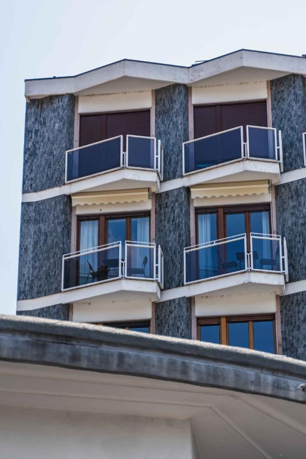 Gaby Lake Suites Como Exterior photo